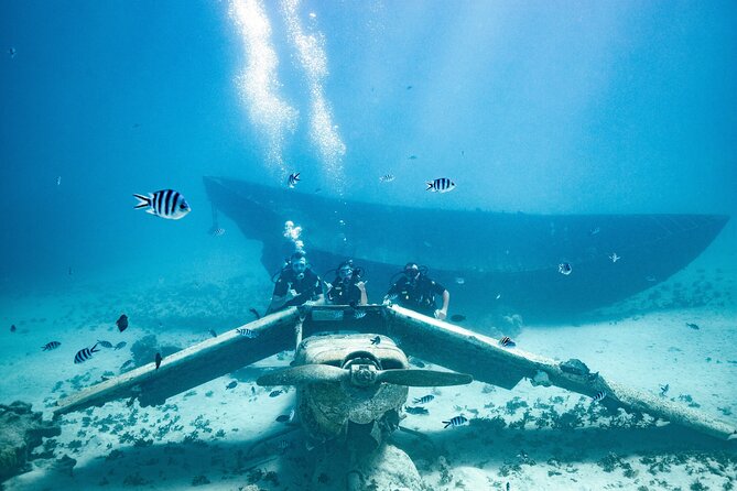 Baptism diving in the turquoise waters of Tahiti - Why a two-person limit makes a difference