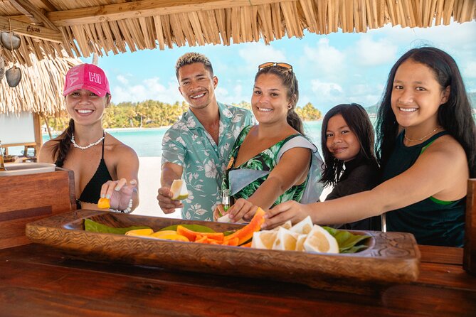 Discover the black pearl in Bora Bora - The oyster opening is the real show