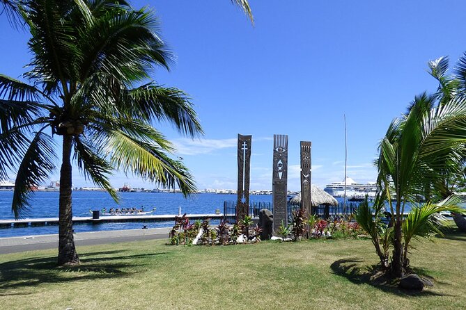 Discovering the emblematic sites of Tahiti - Taravao, with a choice between two very different sights
