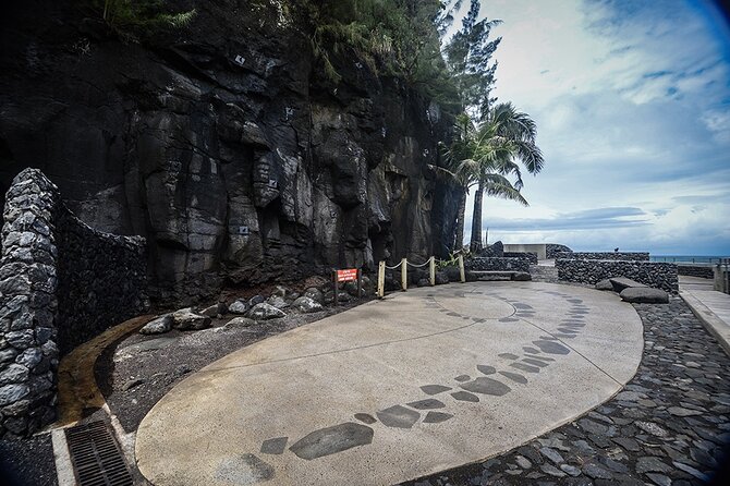 Discovering the emblematic sites of Tahiti - Pointe Vénus and the black sand shoreline