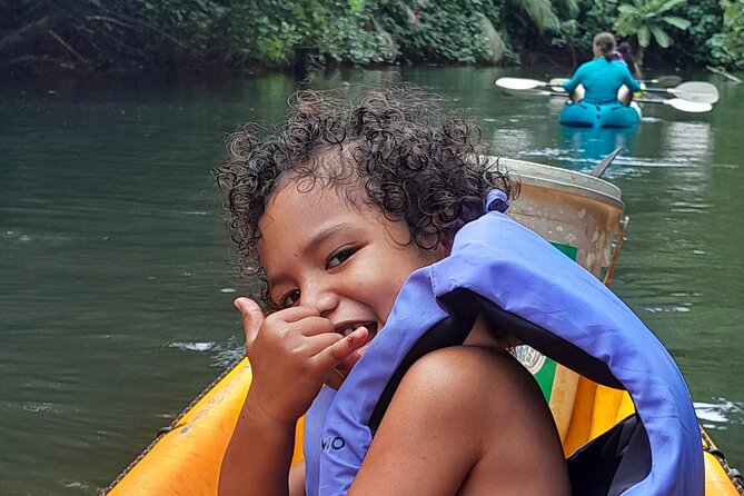Discovery in Kayaking of the Faaroa River in Raiatea - Paddling the Faaroa River at an easy pace