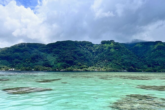 Excursion to discover the authentic Tahiti Peninsula 4:00 - Romuald, Catherine, and the crew’s style