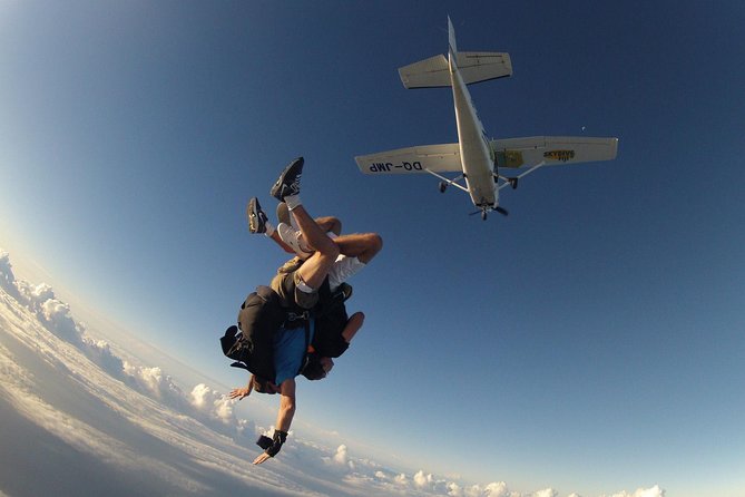 Extreme 12000ft Tandem Jump (45 seconds free fall) - What the $611 price buys you in Fiji