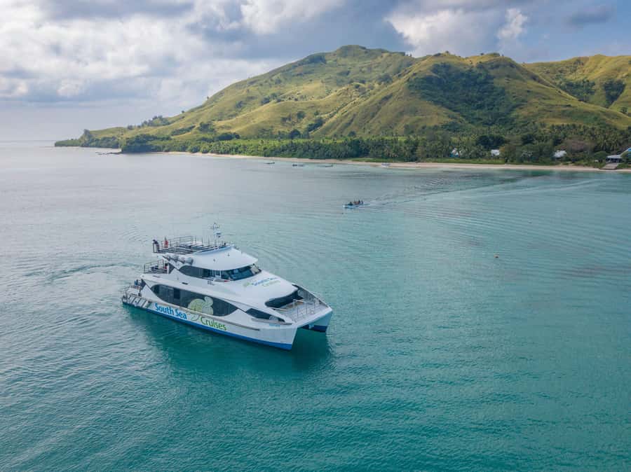 Fiji: Yasawa Islands Explorer Cruise with Lunch - A full day tracing Fiji’s Yasawa chain