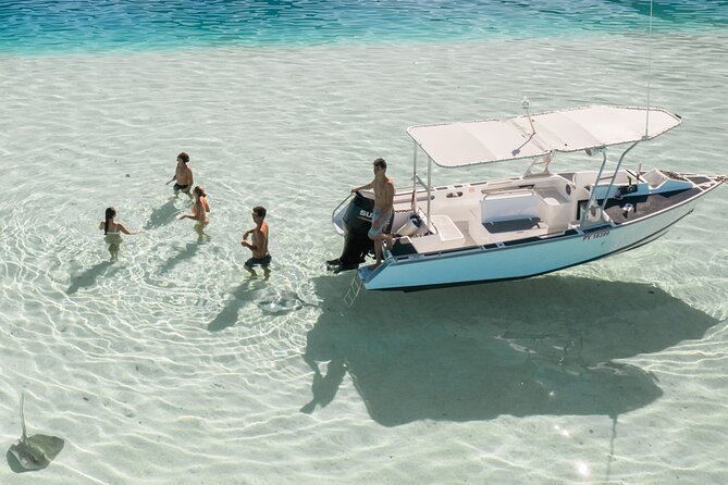 Lagoon Tour in Moorea in Small Group with Lunch - A small boat and a busy morning on Moorea’s lagoon