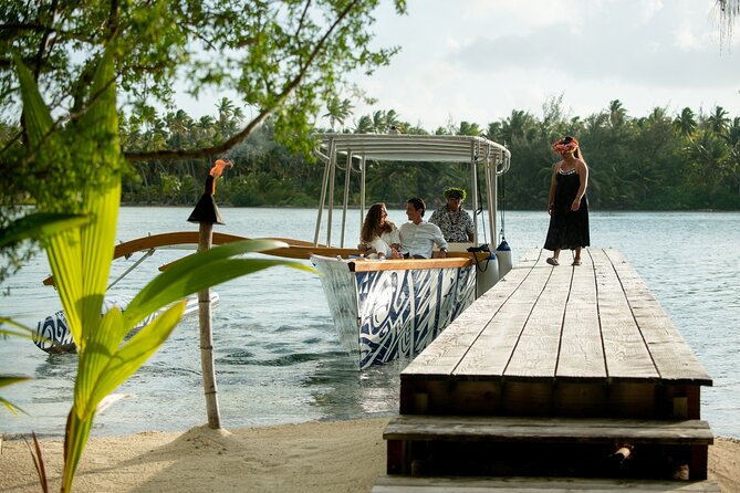 Luxury Private full day tour & Motu lunch in Bora-Bora - A Polynesian lunch with your feet in the water