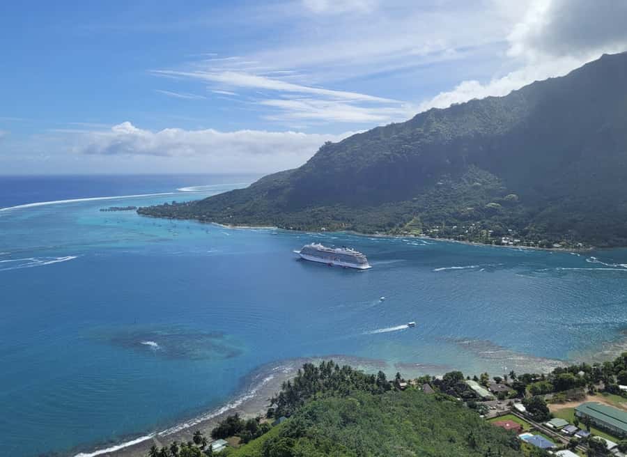 Moorea Cruise Ships 4x4, Belvedere Magic mount PRIVATE Tours - Belvedere Lookout and the island’s volcanic shape