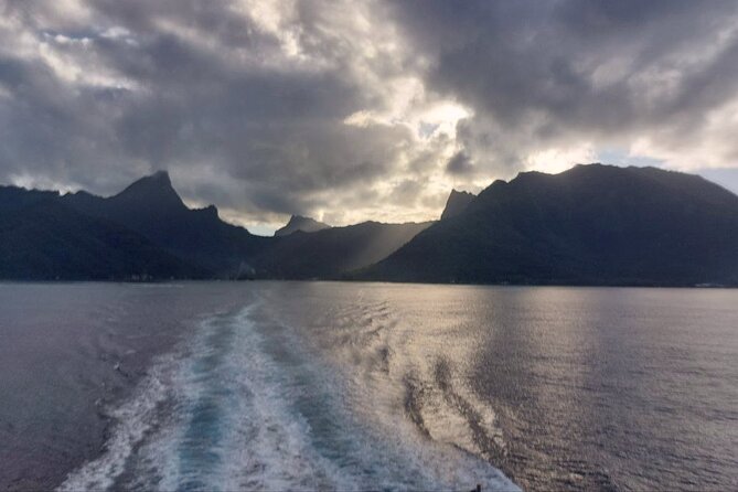 Moorea Private Full Day Tour - Toatea Lookout and the first big views