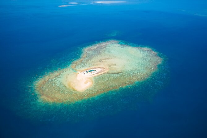 Oolala Cruises on Savala Island - A spacious catamaran and a smaller group