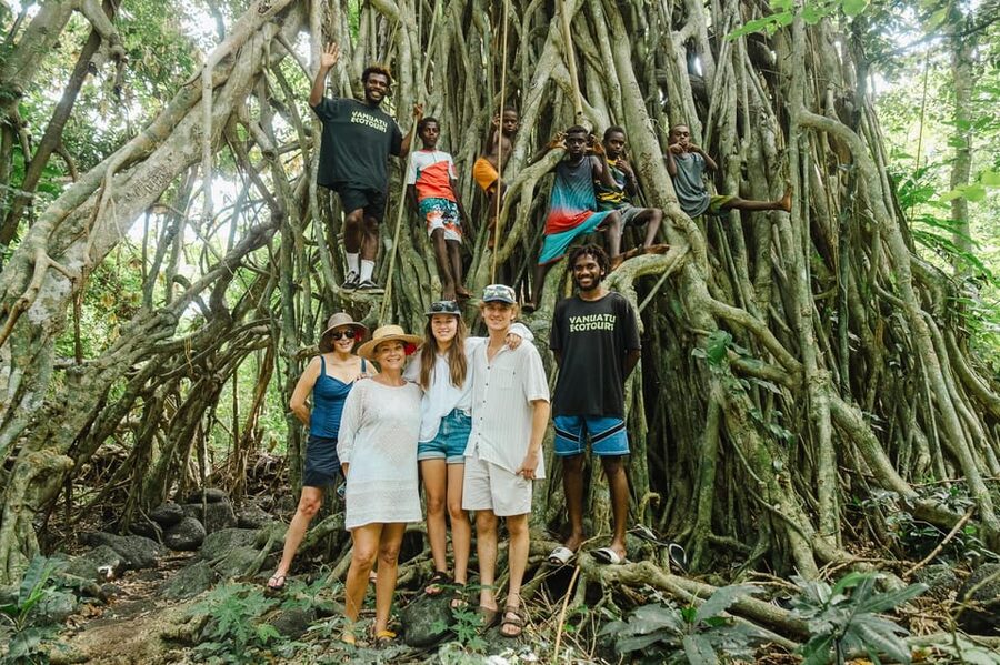 Pele Paradise: Full Day Tour from Port Vila - Lunch at the beach bungalow