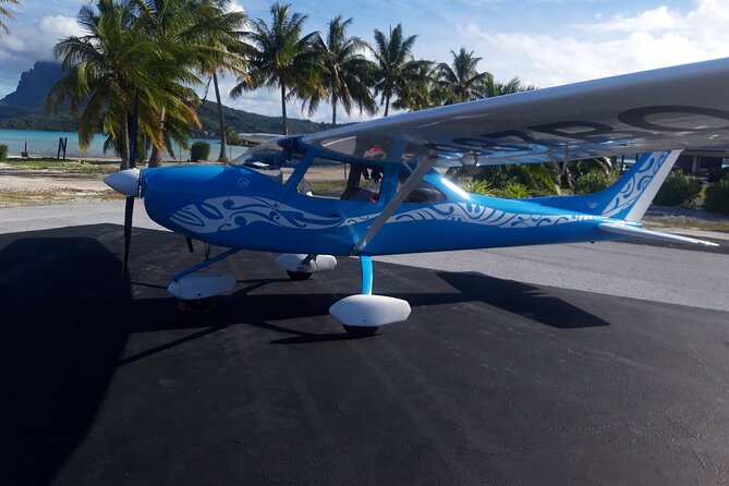 Private 30-minute flight downwind of Huahine - Seeing Huahine from the air