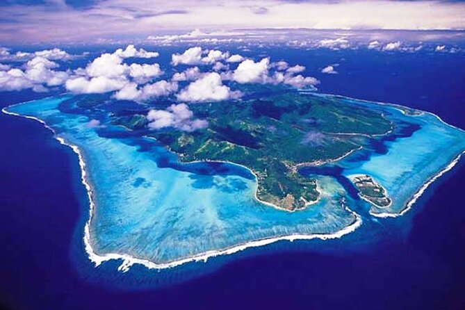 Private 30-minute flight downwind of Huahine - A private flight with a very small footprint