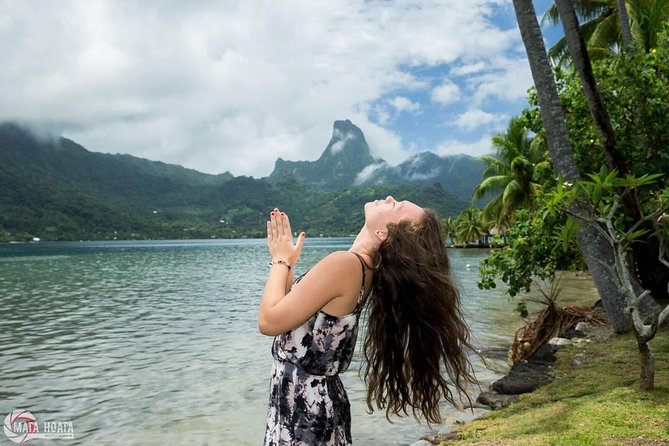Private Morning Moorea 4WD Tour with Champagne - Magic Mountain and the two bays