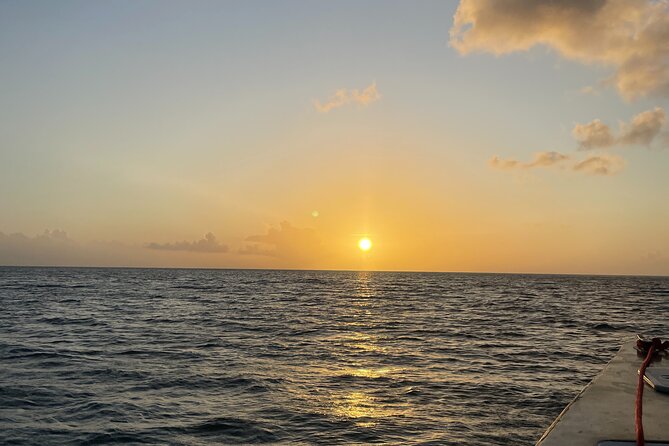 Private sunset cruise in Bora Bora - A relaxed outing, not a luxury yacht charter