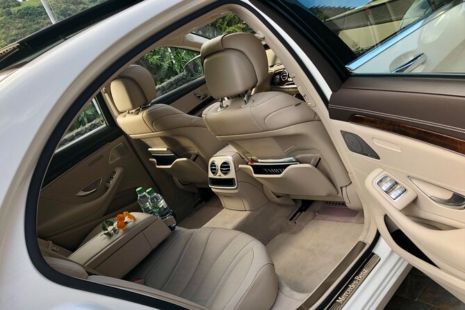Private transfer Airport, Hotels, Pensions, Ferry, Restaurants - Arrival service, from name board to hotel door