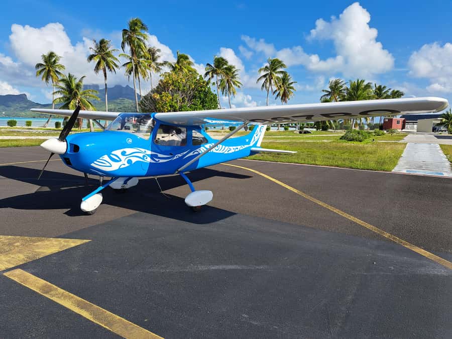 Raiatea: Bora Bora and Taha'a Private Scenic Flight one hour - Bora Bora’s lagoon in bands of blue