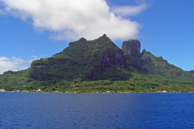 SHARED FULL DAY CULTURAL & LAGOON TOUR - Bora Bora Cultural Lagoon Tour - Trying a Polynesian canoe