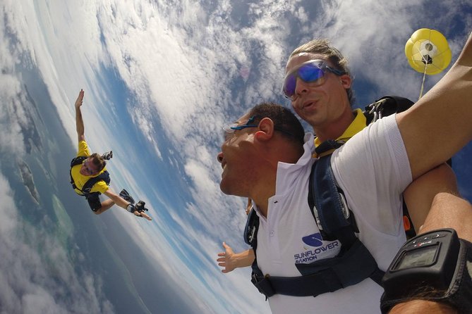 Skydive Fiji Radical 10000ft Tandem Jump (30 seconds free fall) - Who will get the most from this experience