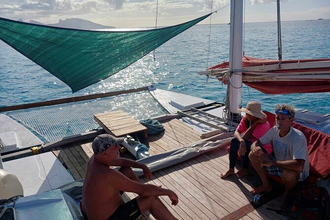 Sunset sailing trip on the Lagoon of Tahiti - The people and the tone of the trip