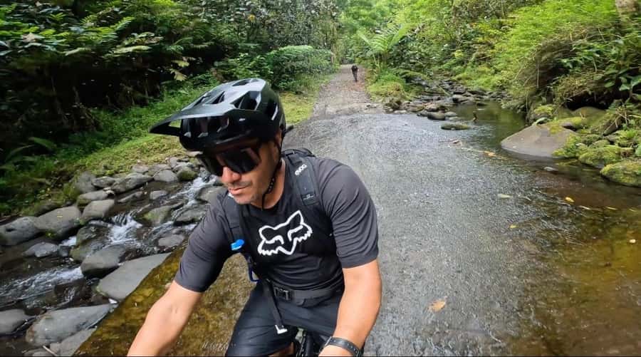 Tahiti E-bike, mtb, vtt Tour with Swimming and Lunch - Black sand, waterfalls, and the first swim