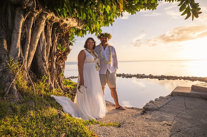 Unique photo shoot in the heart DE Moorea: Beach & mountain combo - Pineapple road adds a strong sense of place